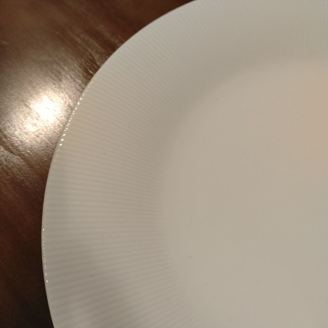 White Dinner Plate (small chip)508513536180889602
