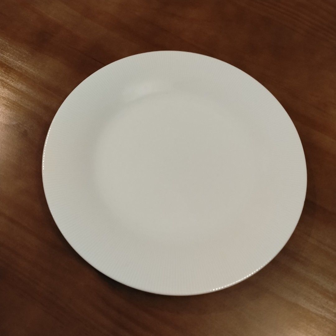 White Dinner Plate (small chip)