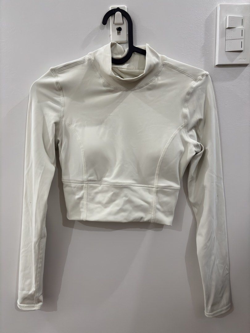 White Mock Neck Long Sleeve Cutout Crop Top (Category: Longsleeves) located in Agdangan. Submitted by mics01 (Listing ID 1449425231, Image 1). Description: - White long sleeve crop top - Mock neck design - Chic back cutout detail - Stretchy and comfortable material - Cropped length, hits at the waist - Ideal for workouts .