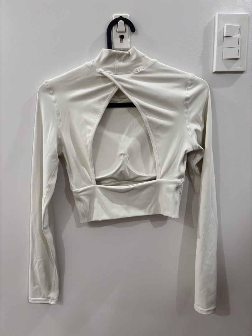 White Mock Neck Long Sleeve Cutout Crop Top (Category: Longsleeves) located in Agdangan. Submitted by mics01 (Listing ID 1449425231, Image 2). Description: - White long sleeve crop top - Mock neck design - Chic back cutout detail - Stretchy and comfortable material - Cropped length, hits at the waist - Ideal for workouts .