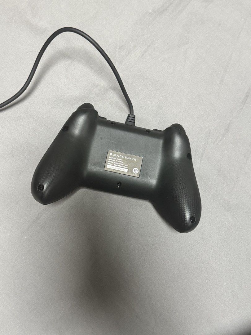 Wired Controller Black (Category: Controllers) located in Singapore. Submitted by eijh67 (Listing ID 1449416619, Image 2). Description: - Wired USB game controller - Black color - Compatible with PC and other devices - Tested and confirmed working.