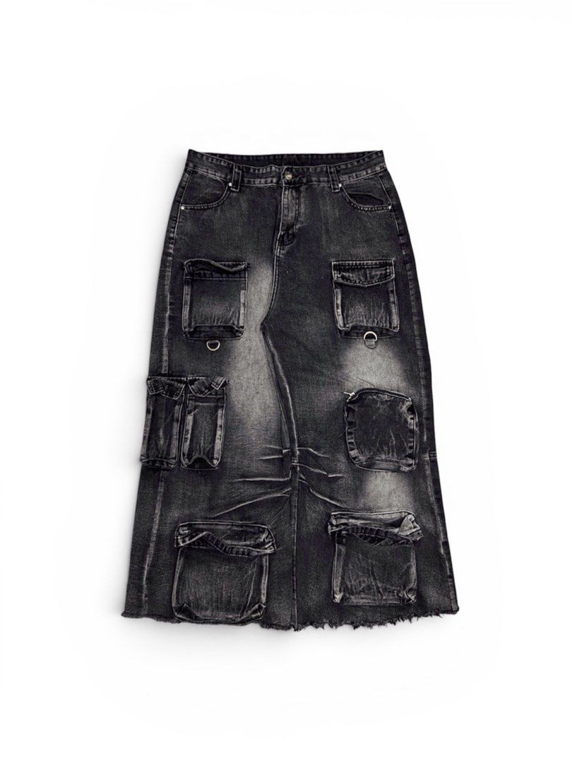 Y2K Multipocket Jeans (Category: Jeans) located in Olongapo. Submitted by nobleriver_8262a9 (Listing ID 1449475115, Image 1). Description: Y2K MULTIPOCKET BAGGY PANTS Waist: 34” Length: 39” Leg opening: 11”.