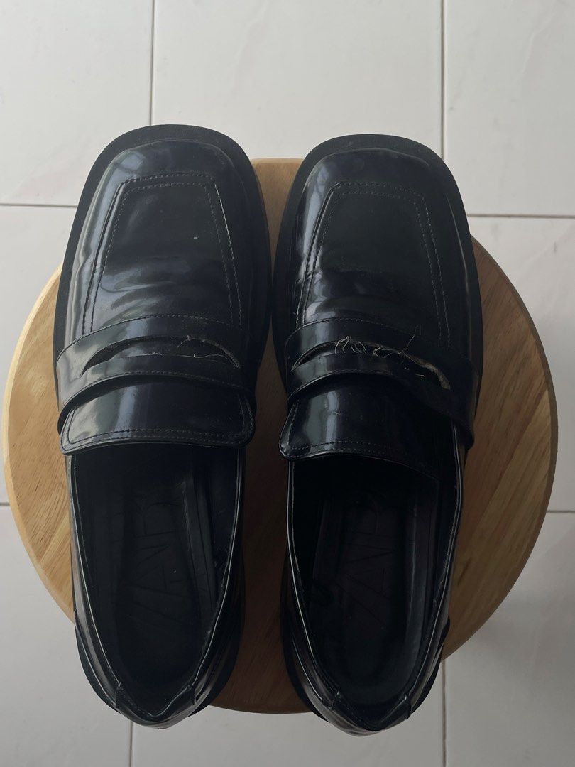 Zara loafers (Category: Loafers) located in Ipoh. Submitted by prekesayanganilusee (Listing ID 1449412657, Image 2). Description: good condition with replacement box.