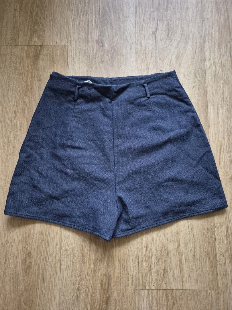 Zara Navy Skort (Category: Shorts) located in Mandaluyong City. Submitted by _spike (Listing ID 1449414567, Image 3). Description: Zara Navy Skort. Creates a tailored look, comes with belt hoops to layer with a belt. Sizing runs slightly large. Feel free to dm for more photos Payment methods: Gcash and Maya Shipping: Grab, Lalamove, and J&t (Shipping fee to be shouldered by buyer).