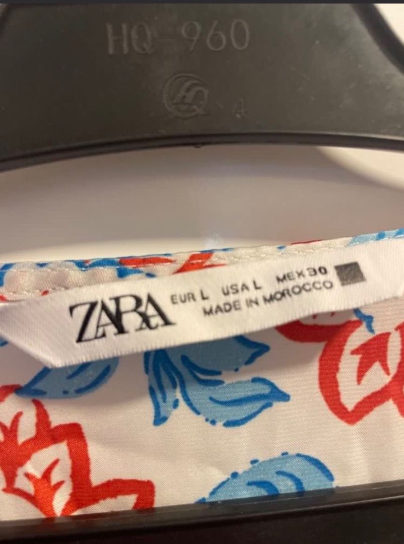 ZARA Patchwork Floral Wrap Dress Size L (Category: Dresses) located in Santiago. Submitted by hannahelish582 (Listing ID 1449347390, Image 3). Description: - Vibrant patchwork floral print - Flattering wrap style - Long sleeves - Made in Morocco - Size: L - Ideal for a statement look.
