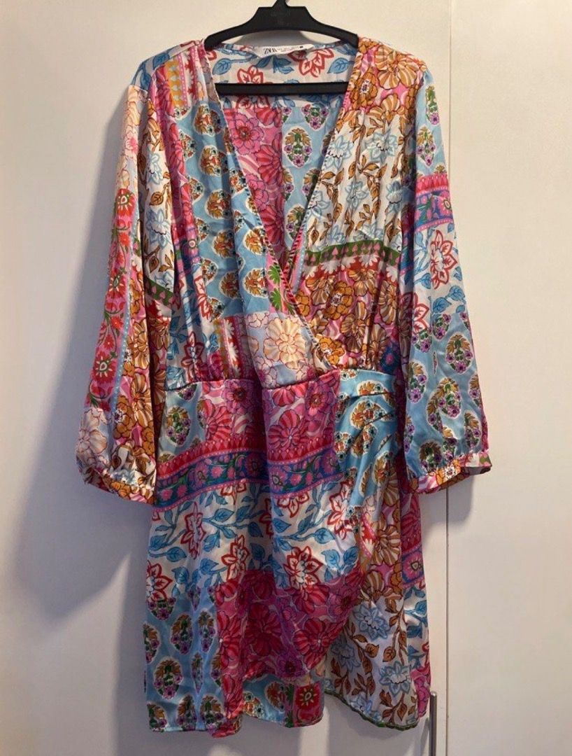 ZARA Patchwork Floral Wrap Dress Size L (Category: Dresses) located in Santiago. Submitted by hannahelish582 (Listing ID 1449347390, Image 1). Description: - Vibrant patchwork floral print - Flattering wrap style - Long sleeves - Made in Morocco - Size: L - Ideal for a statement look.