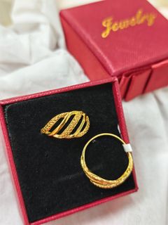 916 Gold Ring Collection item 2
