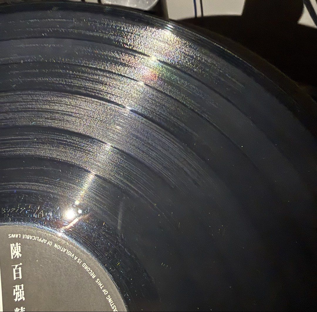 陳百強精選 1985香港WEA華納舊版黑膠Vinyl LP (Category: Vinyls) located in Kuala Lumpur. Submitted by truelife68 (Listing ID 1449735364, Image 3). Description: Danny Chan陳百強精選 1985香港WEA華納舊版黑膠Vinyl LP Ex 片況佳 有歌词 Side A 01. 等 02. 旅程 03. 不 04. 疾風 05. Tell Me What Can I do 06. Warm Side B 01. 今宵多珍重 02. 偏偏喜歡你 03. 摘星 04. 漣漪 05. 脈膊奔流 06. 創世紀（Long Version） .