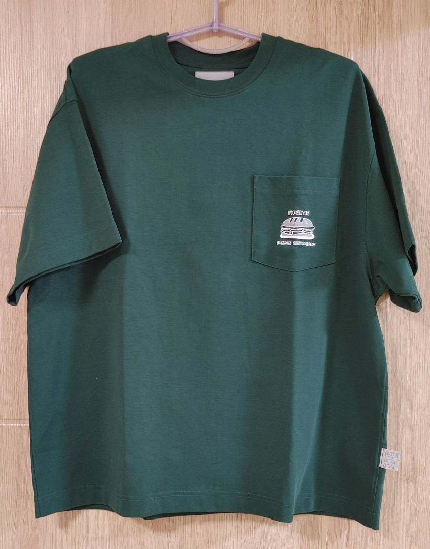 由 weiping.mango (刊登 ID 1449583648，圖片 2) 提交，位於 新北市 (New Taipei) 的 [全新品-吊牌已拆] PIN SKTBS 餐廳主題短tee_速乾舒適_落肩寬鬆設計 原價:$980 ; 優惠4折出清價: $390 (類別：T恤、Polo衫)，說明：[全新品-吊牌已拆] PIN SKTBS 餐廳主題短tee 優惠4折出清價: $400 M號： 肩寬57 / 胸寬64 / 衣長74 #PINSKTBS #JKS #WODEN #圖案T #快乾 #舒適面料 #落肩寬鬆。