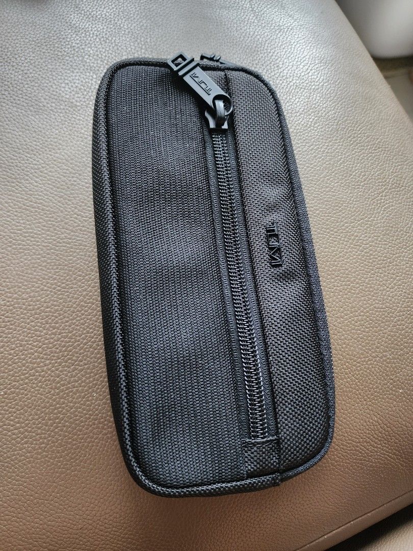 只可順豐到付 Tumi phone pouch （分類：腰袋、手提袋、小袋）位於 Hong Kong。 由 nmkconstltd 提交（商品編號 1449648040，圖片 1）。簡介： tumi phone pouch 只可順豐到付。
