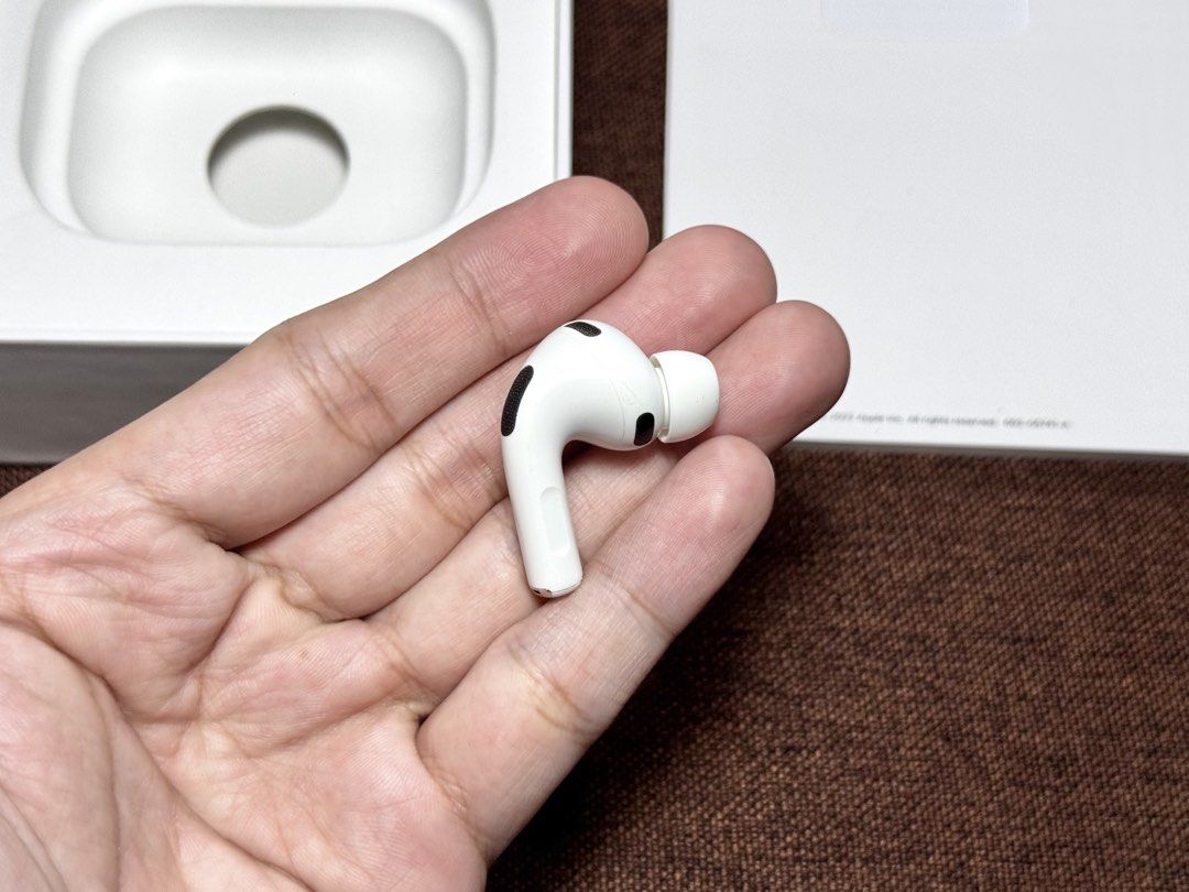 Airpods PRO 3 RIGHT POD ONLY (Category: Earphones) located in Manila. Submitted by prelovedbyporttt (Listing ID 1449715014, Image 2). Description: Airpods PRO 3 RIGHT POD ONLY 🔗PERSONAL WARRANTY: 1 MONTH (Valid as long as the item hasn’t been dropped or exposed to water) • 100% No hidden defects • 100% Battery health is in great condition • 100% Fully functional • 100% Original item (feel free to check my transaction post on my page for proof of