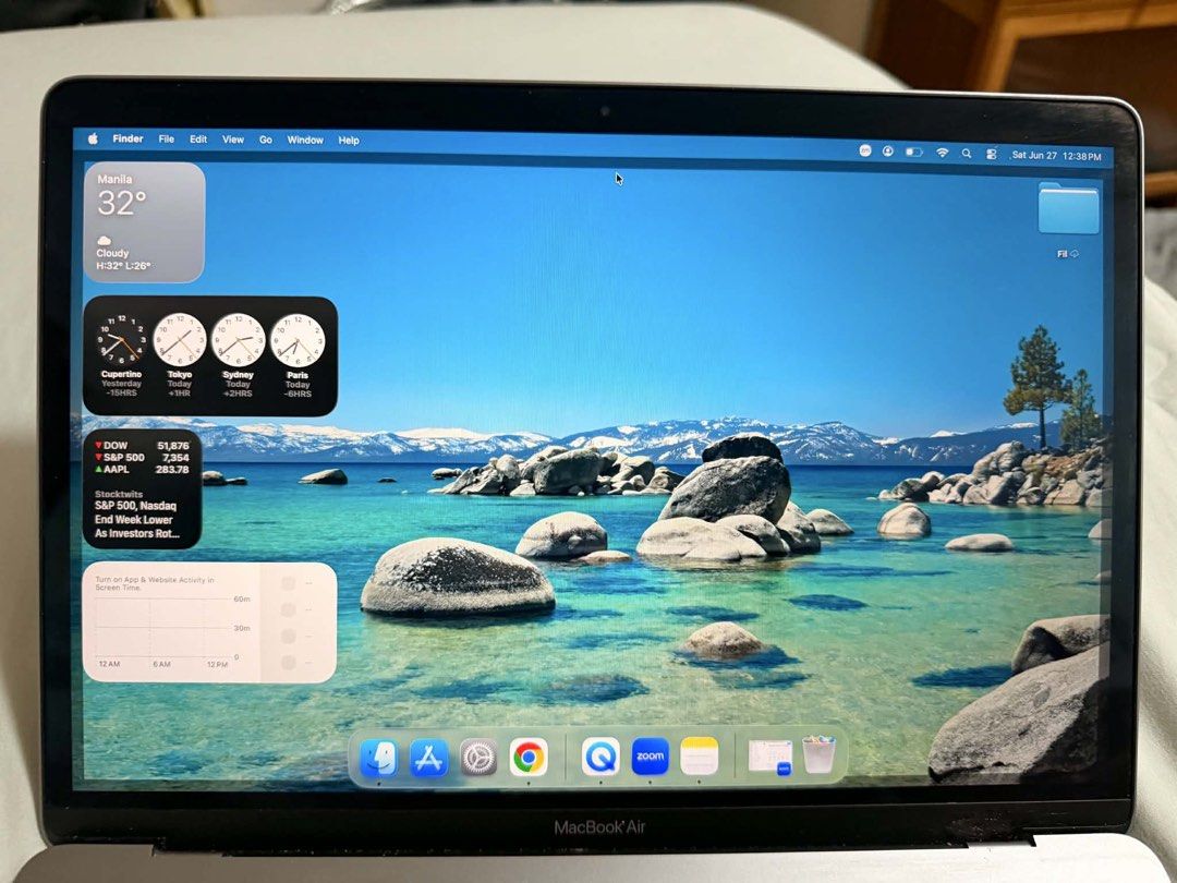 Apple MacBook Air M1 2020 (Category: Laptops & Notebooks) located in Quezon City. Submitted by alphaneo0400 (Listing ID 1449585778, Image 3). Description: - MacBook Air for everyday use - Bright and clear display - Comfortable keyboard - Fully functional - Includes charger - 256gb - may crack sa baba ng screen, check niyo nalang sa photo, it doesn’t affect the performance - wala nang ibang issue, kundi yung crack lang - sobrang kunat pa ng batter