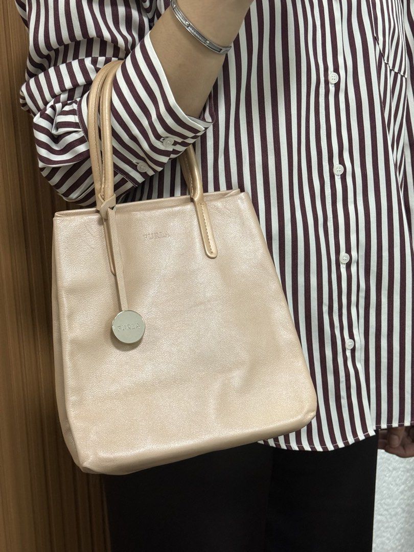 Authentic Furla Hand Bag (Category: Tote Bags) located in Angeles City. Submitted by elempi.declutter (Listing ID 1449730714, Image 2). Description: Authentic Furla Hand Bag (color salmon pink) Japan sourced Sign of usage only. No major flaw. Disclaimer: I don't accept returns and refund. If hesitant, please don't mine or make an offer. Let's not waste each other's time. .