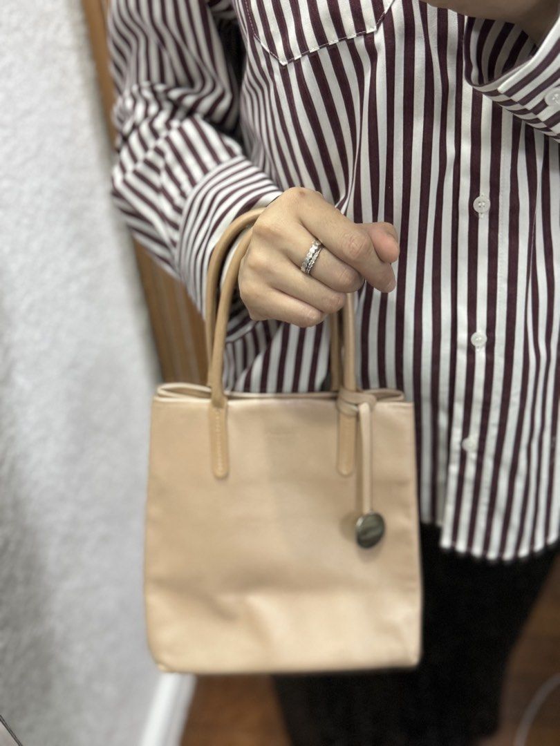 Authentic Furla Hand Bag (Category: Tote Bags) located in Angeles City. Submitted by elempi.declutter (Listing ID 1449730714, Image 1). Description: Authentic Furla Hand Bag (color salmon pink) Japan sourced Sign of usage only. No major flaw. Disclaimer: I don't accept returns and refund. If hesitant, please don't mine or make an offer. Let's not waste each other's time. .