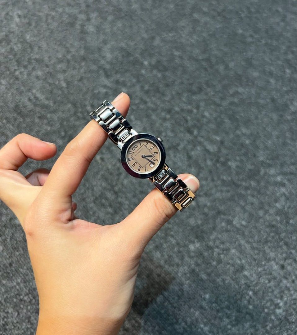 Balenciaga Ladies Watch (Category: Luxury Watches) located in Sariaya. Submitted by luxecam (Listing ID 1449637811, Image 2). Description: - Authentic Balenciaga ladies watch - Silver stainless steel band and case - Light pink/beige dial with silver hour markers - Classic timepiece for everyday wear - Secure clasp.