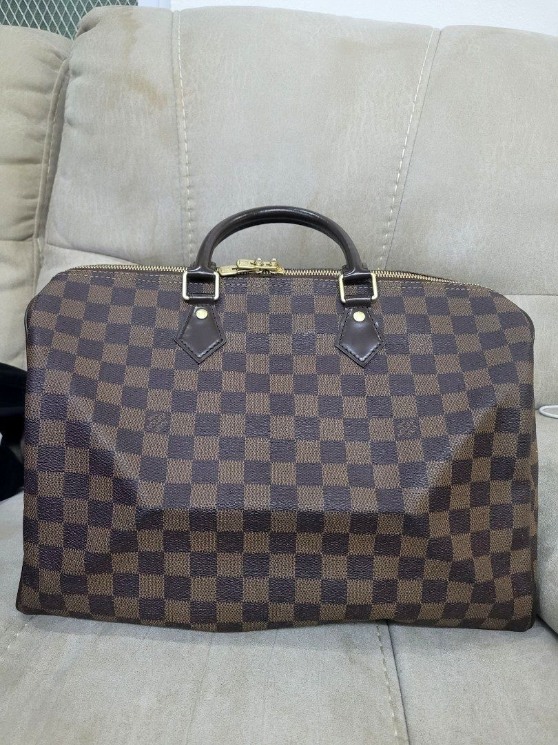 Bando Missing Sling (Category: Luxury Bags & Wallets) located in Antipolo. Submitted by dlolin (Listing ID 1449054973, Image 1). Description: Pang balibagan 😅 Hindi ko sure kung may katunayan kaya mura lang Issue last photo Bought here in Carousell as well - Classic Louis Vuitton Speedy bag - Durable Damier Ebene canvas - Genuine leather handles and trim - Elegant gold hardware details - Spacious interior for your essentials - A timeless additio