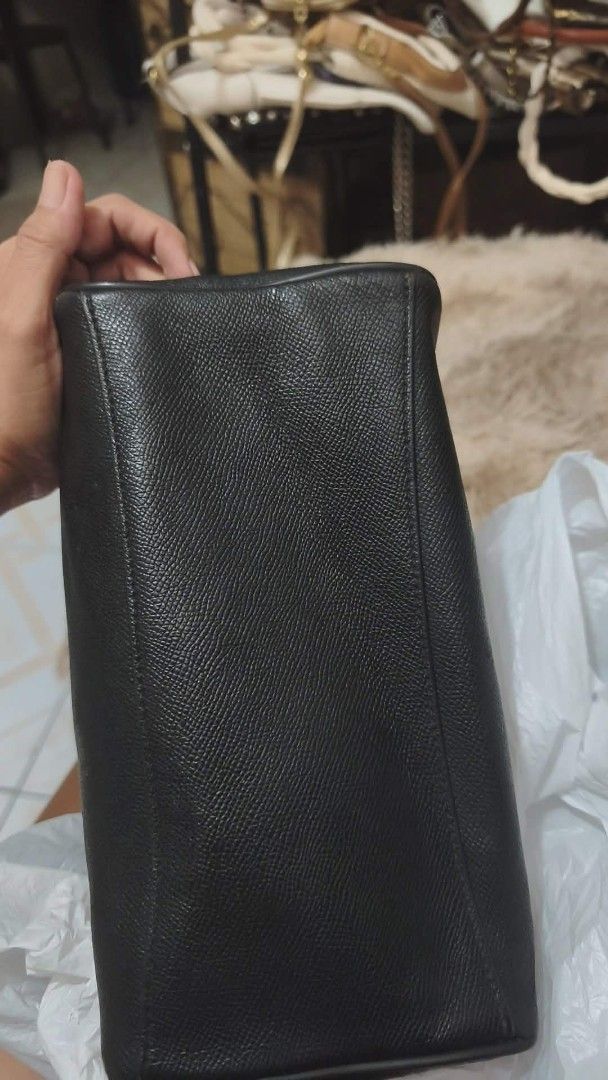 Coach Bennet (Category: Luxury Bags & Wallets) located in San Juan City. Submitted by bellarina05 (Listing ID 1449748566, Image 3). Description: • Material: Signature coated canvas with fabric lining • Measurements: 10” (L) x 6.5” (H) x 5.5” (W) • Handle Drop: 4.25” • Strap: Detachable with 23” drop for shoulder or crossbody wear • Features: Outside zip pocket, inside zip & multifunction pockets, zip closure..