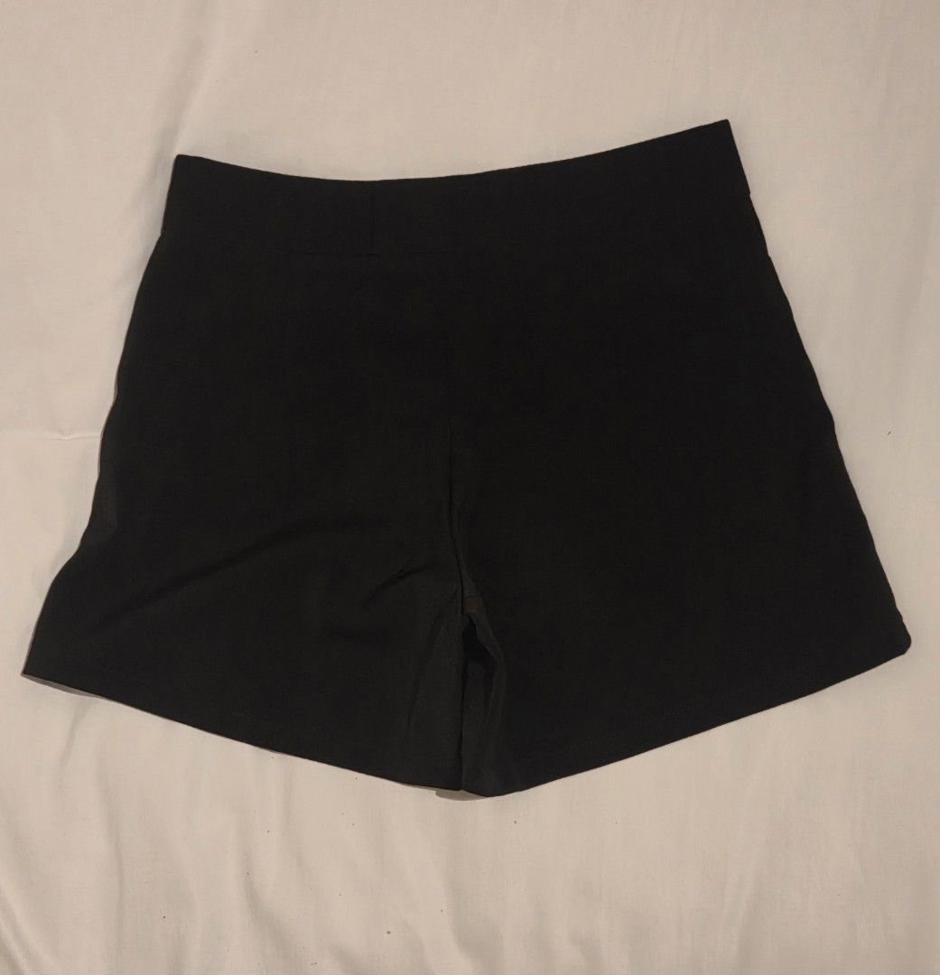 Black Shorts S (Category: Shorts) located in Makati City. Submitted by mandy.stuff (Listing ID 1449658019, Image 2). Description: Waist: 28 in / 71 cm Length: 12.5 in / 32 cm 220 + shipping fee.