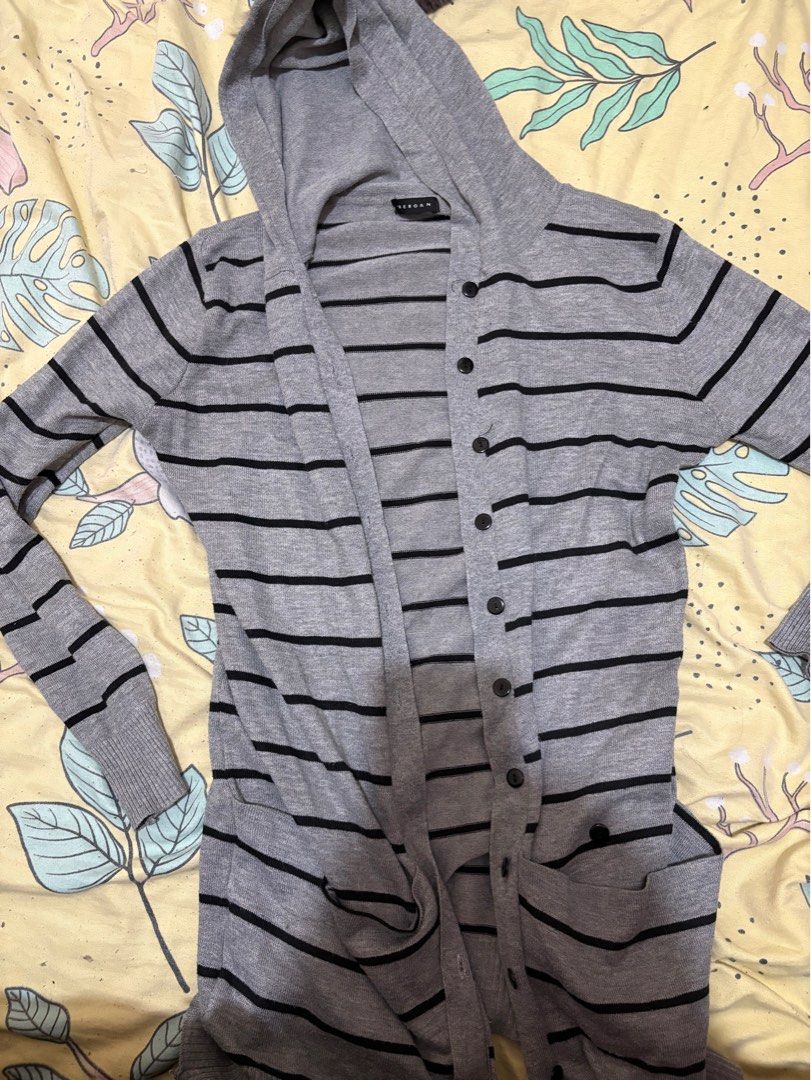 Blazer/ Jacket Small (Category: Coats, Jackets and Outerwear) located in Makati City. Submitted by grwmdeclutter (Listing ID 1449684613, Image 1). Description: .