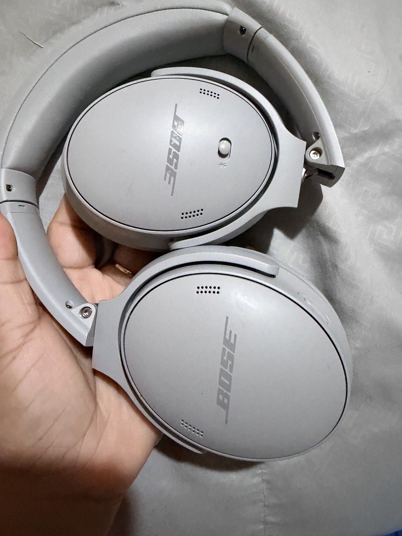 Bose Quiet Comfort 2025 (Category: Headphones & Headsets) located in Paranaque City. Submitted by hannah.agupit (Listing ID 1449573343, Image 1). Description: 2025 Manufactured Bose Quiet Comfort Headphone newest! Unit, case, cord and cable for charging 💯 original connected to Bose App Ready to use.