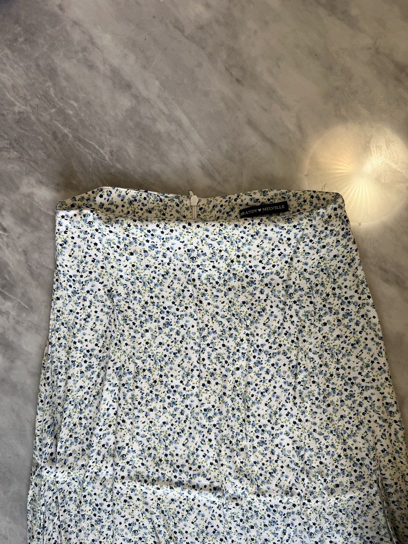 Brandy Melville Floral Print Midi Skirt （分類：裙）位於 Hong Kong。 由 pearlmarble 提交（商品編號 1449617473，圖片 1）。簡介： White midi skirt with a blue and green floral print. High waisted with a zipper closure at the back. Lightweight fabric, great for summer. Looks cute with a simple top. Perfect for casual outings or dressing up.。
