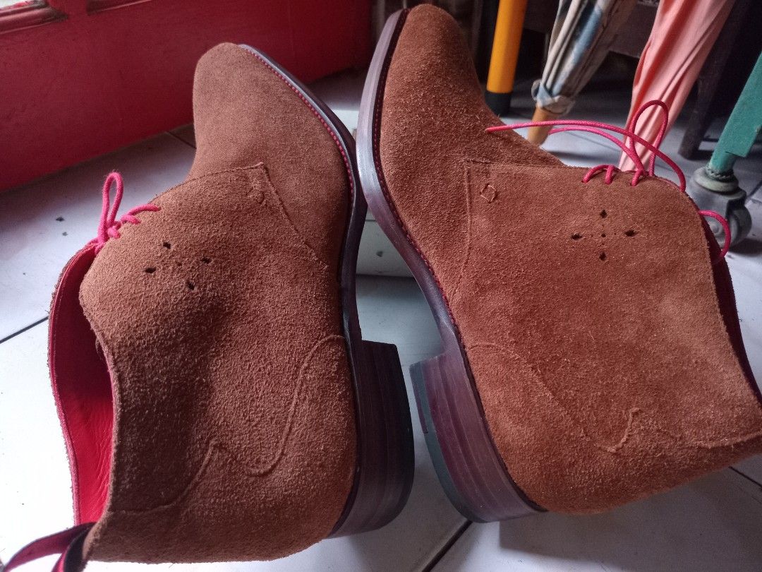 Jeffrey West Suede Chukka Boots (Category: Boots) located in Cagayan de Oro. Submitted by joven.uy86-31596 (Listing ID 1449623244, Image 3). Description: - Cool brown suede desert boots - Bright red laces for a pop of color - Dark reddish-brown sole - Ankle-high, classic chukka boot silhouette - Great for casual wear - Each pair of Jeffrey West shoes is handmade from the finest materials, ensuring that they not only look amazing but are built to 