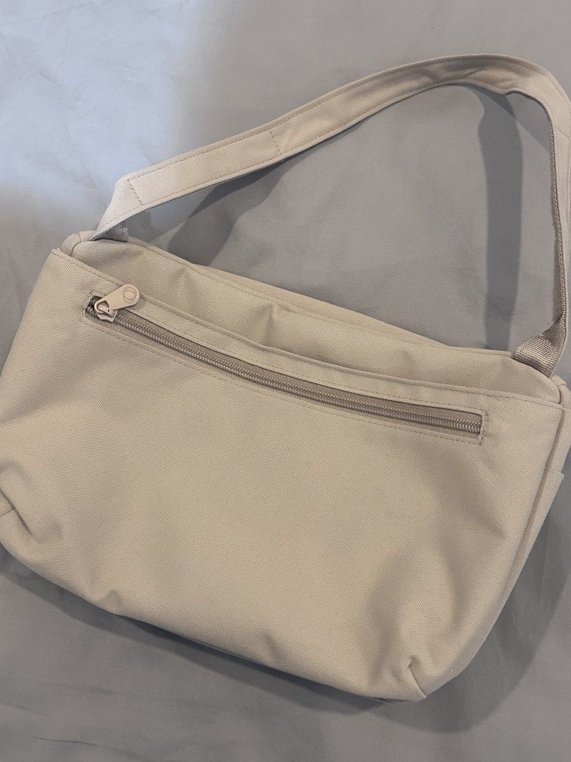 Bugaboo Stroller Organizer (Category: Other Babies Going Out Needs) located in Bacacay. Submitted by kirakiiraa (Listing ID 1449682078, Image 2). Description: - This item is a Bugaboo Stroller Organizer in the color Desert Taupe. - It features multiple pockets for essentials and an insulated bottle holder. - The organizer is designed with water-repellent fabric and includes velcro straps for universal stroller compatibility. - It can also be conv