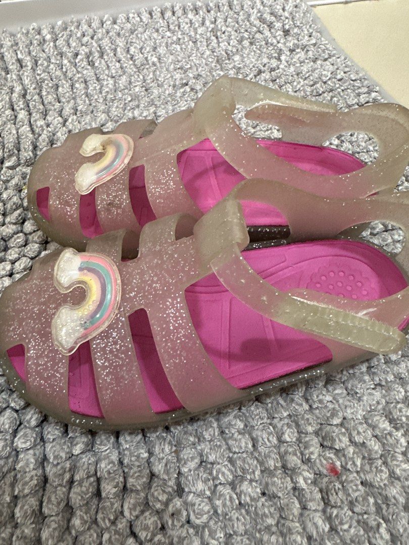 Bundle sandals for kids (Category: Babies & Kids Fashion) located in Manila. Submitted by mummyrandom (Listing ID 1449555327, Image 3). Description: H&M gold heels SM store jelly shoes Size: 27 (US 10).