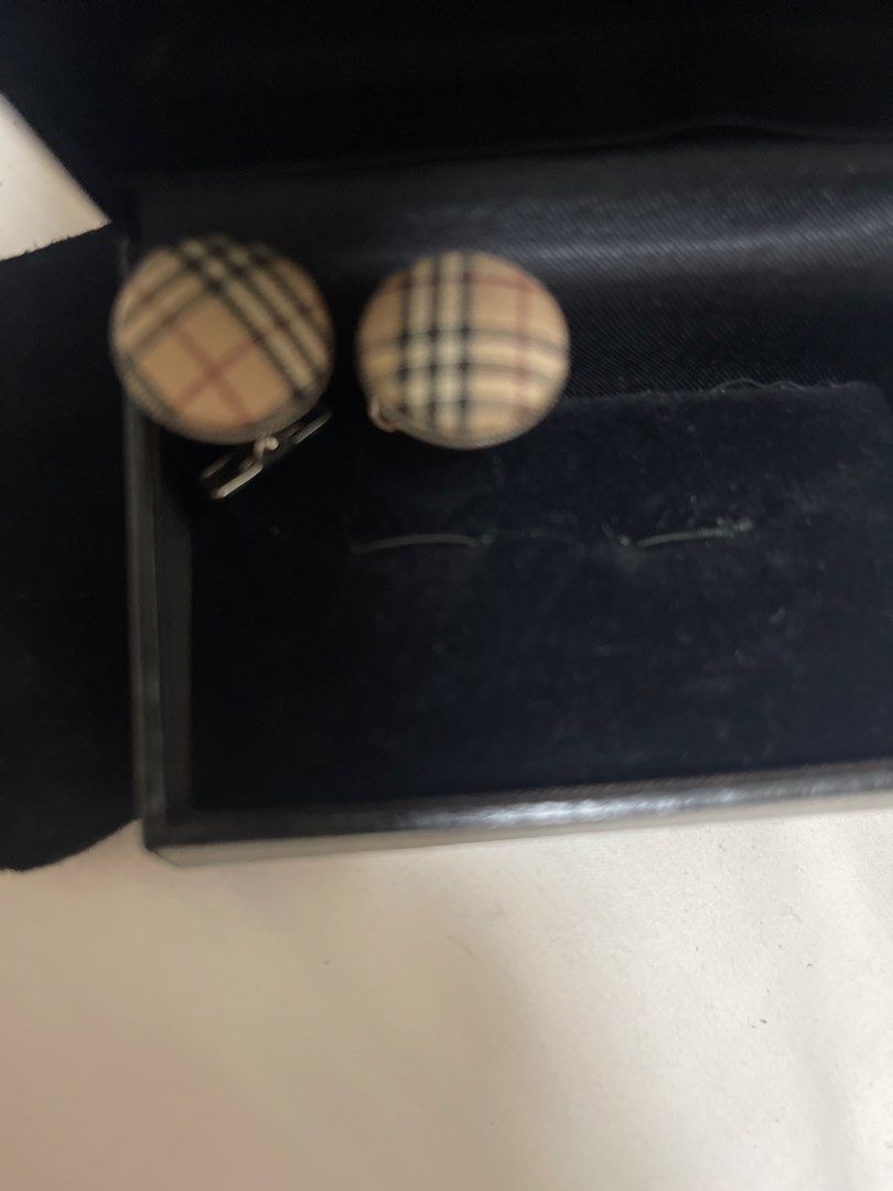 Burberry Cuff Links （分類：袖口扣）位於 Hong Kong。 由 qqmamail 提交（商品編號 1449547708，圖片 2）。簡介： 。