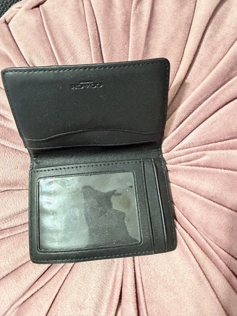 Card holder (Category: Wallets & Card Holders) located in Mexico. Submitted by simang888 (Listing ID 1449589017, Image 3). Description: COACH bought in USA. Personal used by husband..