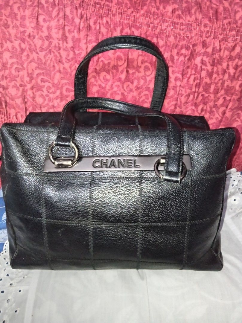 Chanel black caviar tote bag (Category: Luxury Bags & Wallets) located in Malolos. Submitted by shoptokyothrift (Listing ID 1449567000, Image 1). Description: Chanel caviar large tote bag Auth leather Vintage As is Bought in thrift store in Japan 2019 Check photo for details.