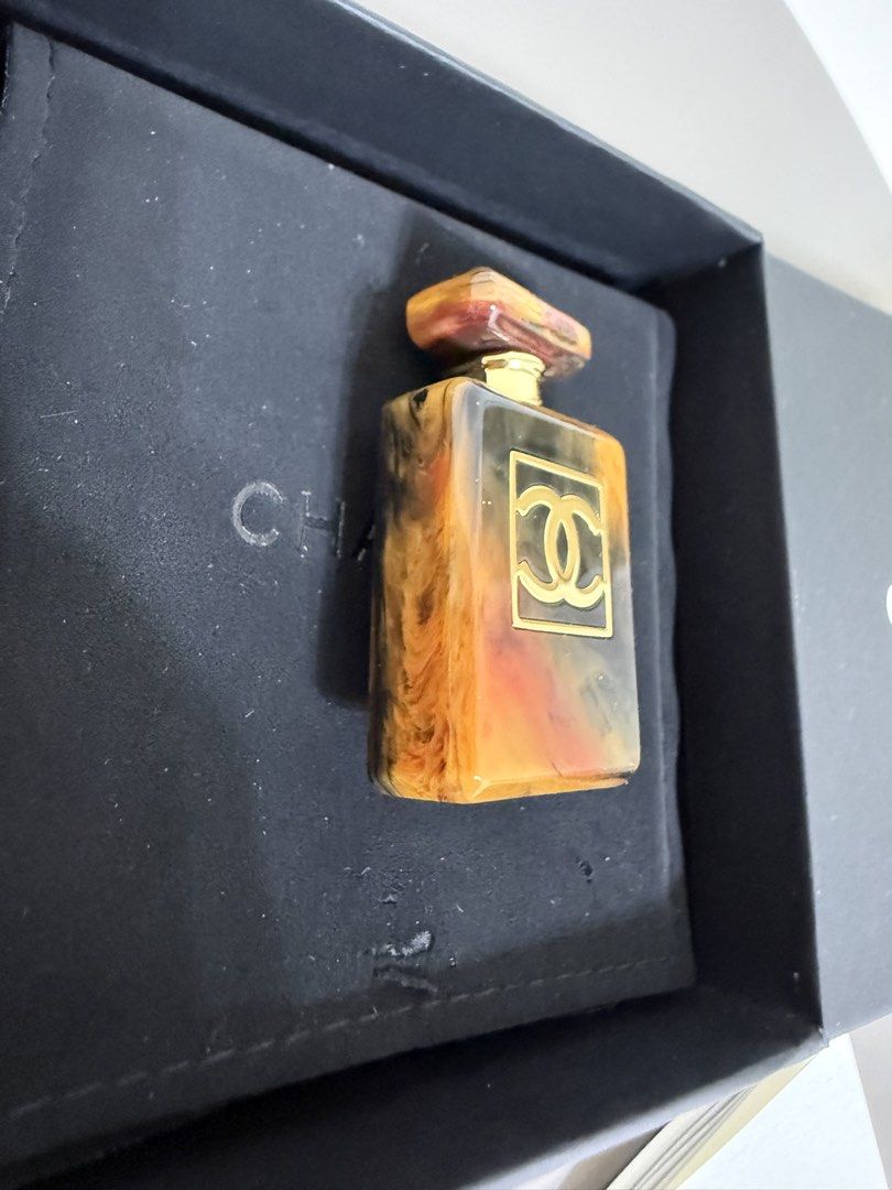 Chanel Brooch （分類：飾物及配件）位於 Hong Kong。 由 c.o.b.t 提交（商品編號 1449681846，圖片 3）。簡介： Full set 有單有盒全套齊; 原價 $6200 From the 23A Autumn-Winter (Act 1) Collection; Iconic Chanel no 5 bottle in an acrylic finish , with gold accents, beautiful marble color makes this an incredibly rare and unique collector piece. 2023 年冬季收藏款；非常特別嘅亞加力款好有質感呢一個特別嘅做工同埋顏色係好少見;識嘅都知道呢個係好難買。 Item no. ABA987B13065NP639 4.3cm x 2.5cm 。