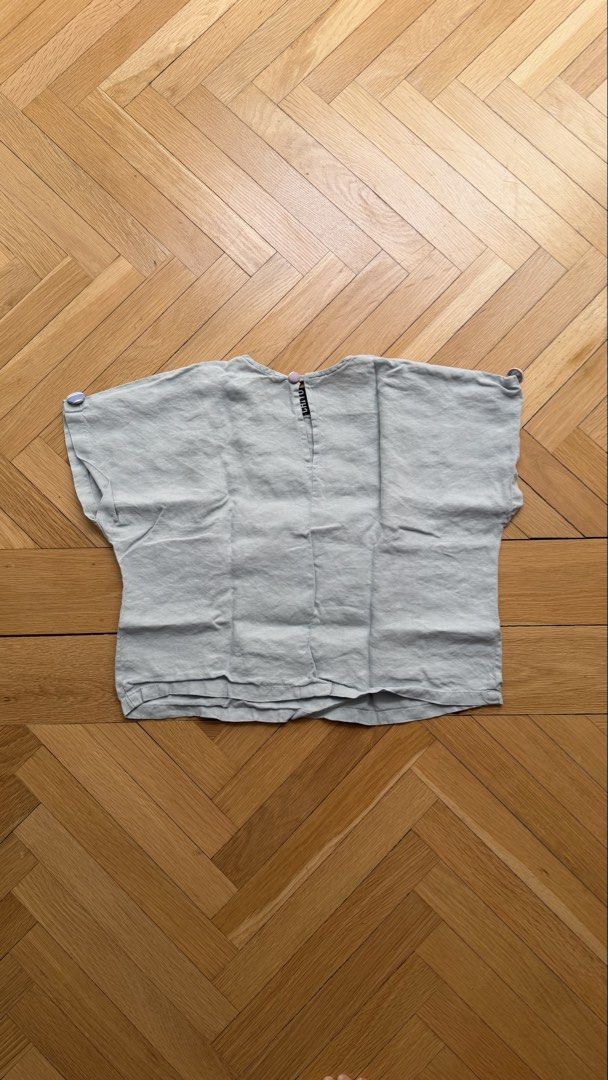 CHIYO Boxy Top (Category: Blouses) located in Petaling Jaya. Submitted by amescloset.preloved (Listing ID 1449573714, Image 3). Description: • fits size S-M • relaxed fitting.