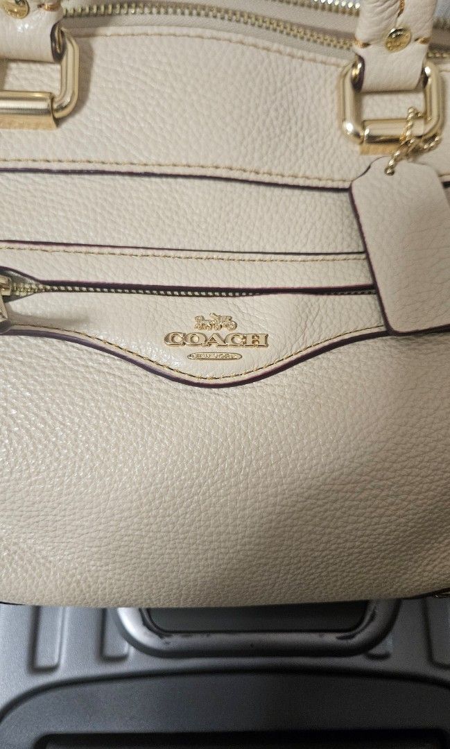 coach 手袋 （分類：單肩包）位於 Hong Kong。 由 heenim116042501 提交（商品編號 1449692709，圖片 3）。簡介： 9成新 有長帶 大容量。