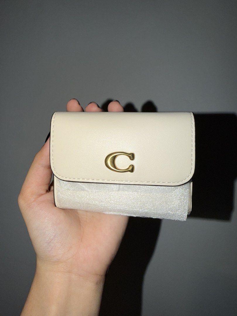 BN Card Holder Wallet Coach in white (Category: Luxury Bags & Wallets) located in Tanza. Submitted by shop.yvone (Listing ID 1449643589, Image 1). Description: BN card holder wallet coach in white Coach Essential Card Holder Chalk Material: Refined calf leather - new - never been used - ordered this from pasabuy (JP) Transaction details: Price: ₱6850 Meet up: sm city tanza / robinsons gen tri Delivery: lalamove/ j&t .