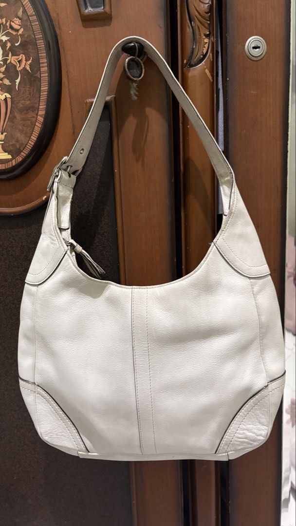 Coach Vintage Shoulder Bag (Kategori: Tas & Dompet Wanita) berada di Tangerang. Dikirim oleh matchacheese_ (ID iklan 1449680126, Gambar 1). Deskripsi: hi gurls💃🏻 Im selling Coach Vintage Shoulder Bag💝 Spacy bgt muat banyak karena sizenya medium, ringan jd ga pegal di pundak, canvas dalemnya masih baguyyy, luarnya tinggal kalian bersihin atau spa aja. serious buyer bisa lgsg minta video detailnya ke aku yaa💗 pridenya better pake coach vintage 