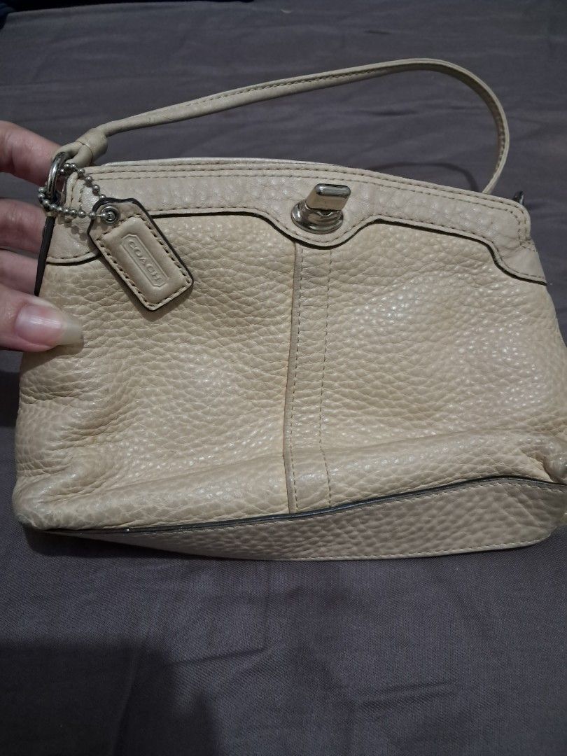 Original Coach Small Bag (Category: Luxury Bags & Wallets) located in Quezon City. Submitted by kate_168 (Listing ID 1449543349, Image 1). Description: Original From the US Personally-owned Only occasionally used MOP: Gcash Delivery: c/o buyer Location: Quezon City.