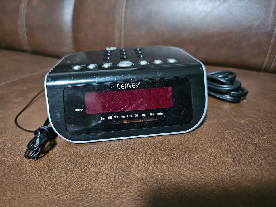 DENVER CR 414 FM RADIO CLOCK (Category: Portable Music Players) located in Caloocan City. Submitted by yatsbatoyskie (Listing ID 1449693594, Image 2). Description: The Denver CR-414 is a portable radio/cassette recorder that uses both integrated circuits (ICs) and discrete transistors NO ISSUE FULLY WORKING MEETUP OR VIA LALAMOVE.