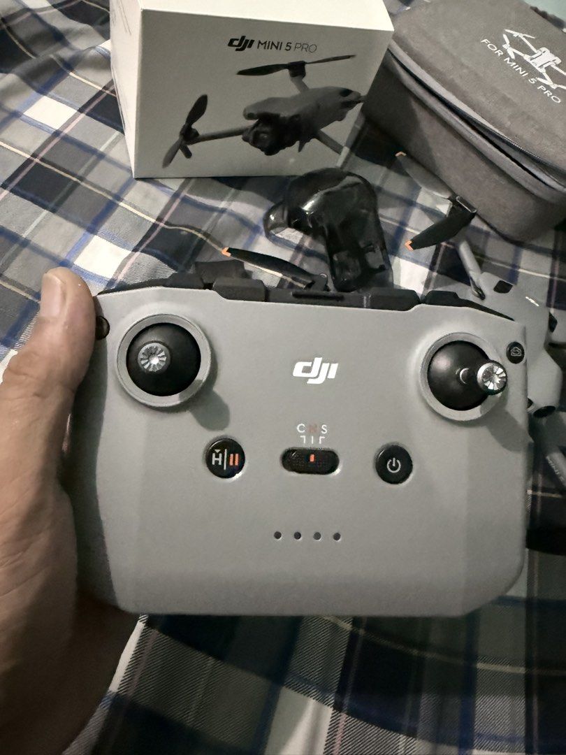 DJI Mini 5 Pro Drone (Category: Drones) located in Quezon City. Submitted by elmer.me (Listing ID 1449567660, Image 3). Description: Ginamit lang nung summer. Complete with box. Free case and extra battery. 30k firm pwede trade sa nintendo swith 2 Location qc near sm north.