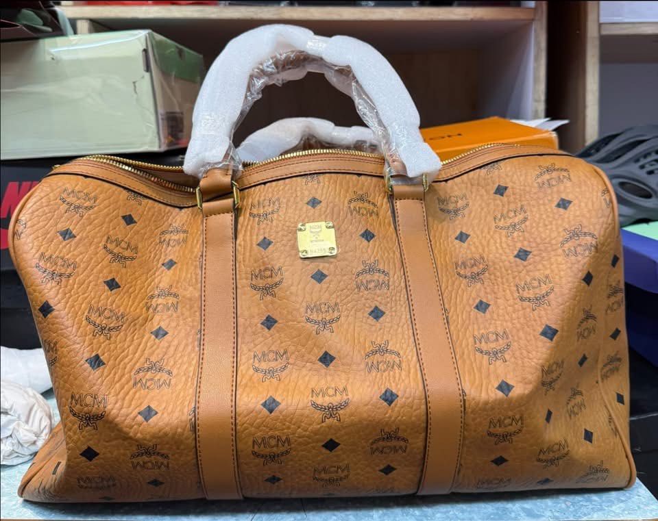 Duffel Bag （分類：手袋及銀包）位於 Hong Kong。 由 hernandezg73645 提交（商品編號 1449630181，圖片 1）。簡介： - Type: Duffel Bag - Condition: Excellent, with protective plastic on handles - Ideal for: Weekend trips, carry-on luggage。