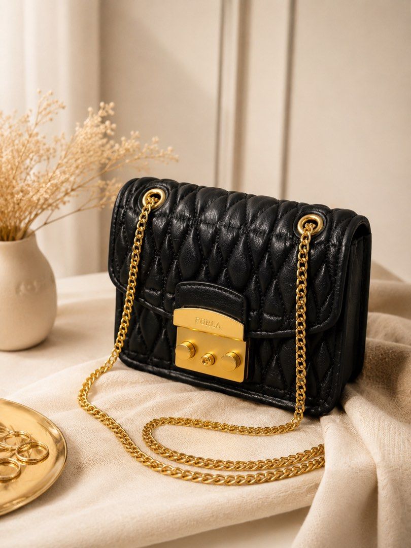 Furla metropolis (Kategori: Tas & Dompet) berada di Pekanbaru. Dikirim oleh cencenx (ID iklan 1449717460, Gambar 1). Deskripsi: Elegan, timeless, dan mudah dipadukan dengan berbagai outfit. Warna hitam klasik dengan gold hardware yang memberikan kesan mewah namun tetap chic. ✨ Kondisi sangat terawat ✨ Kulit masih mulus ✨ Bagian dalam bersih ✨ Hardware masih bagus, hanya ada hairline scratches wajar pemakaian ✨ Siap pakai ✨ Original Free ongkir ke