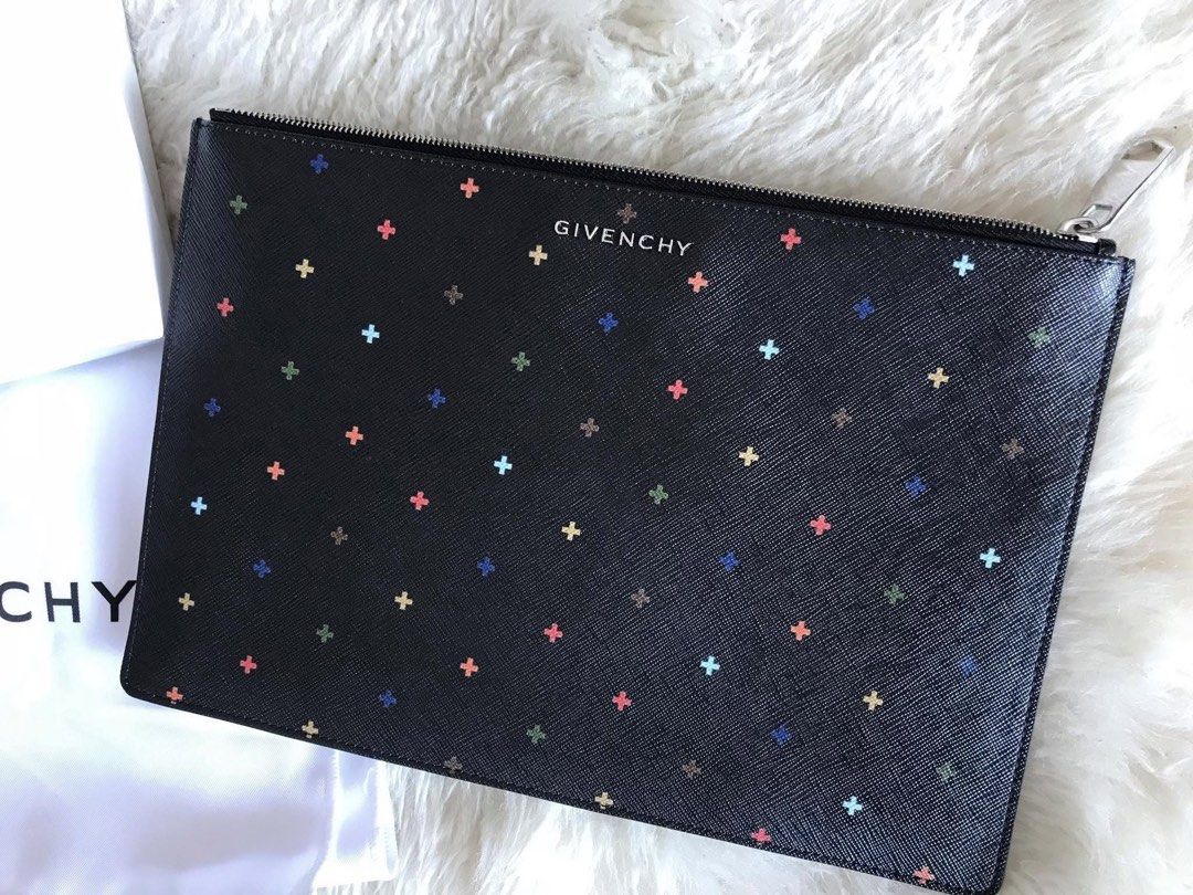 Givenchy clutch （分類：手袋及銀包）位於 Hong Kong。 由 pinksl 提交（商品編號 1449694398，圖片 1）。簡介： 100% Authentic 有盒，可show 單 HK$1500 冇花冇磨損 交收/ SF到付 荃灣線 荔枝角至尖沙咀 or屯馬線/東鐵線 至大圍沙田站。
