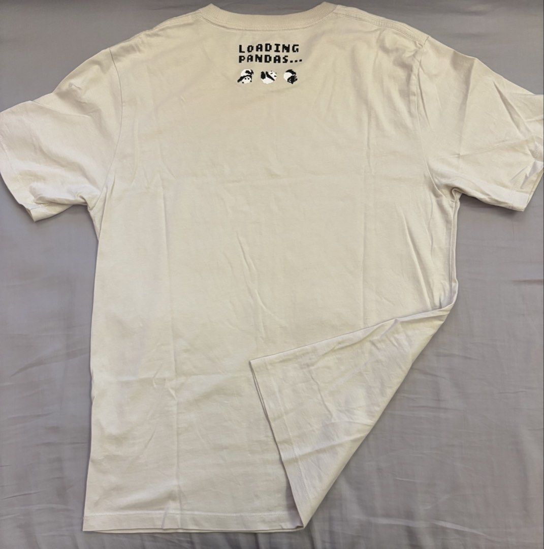 由 imating. (刊登 ID 1449546101，圖片 3) 提交，位於 台北市 (Taipei) 的 日本潮牌graniph米色短袖T恤，熊貓爬樓梯圖案 (M號二手） (類別：Ｔ恤)，說明：日系品牌graniph米色短袖T恤（二手） 熊貓爬樓梯圖案 尺寸：M 材質：棉 僅穿過2-3次 肩寬平量：45cm 胸寬平量：49cm 衣長平量：69cm 因我不是專業人員，所以丈量會有1-2公分的誤差，請參考 二手商品狀態如內容中所敘述，可完全接受再購買，謝謝！。