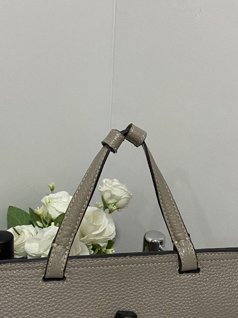 Gucci Bamboo Crossbody Bag (Category: Luxury Bags & Wallets) located in Santa Rosa. Submitted by sassycollection. (Listing ID 1449569153, Image 3). Description: This simple and elegant bag from Gucci is the perfect pairing for any outfit and a woman on the go. Featuring gorgeous pebbled calfskin leather, this bag has a sleek silhouette, bamboo turnlock and a comfortable top handle. The bag also has a long detachable shoulder strap for those non t