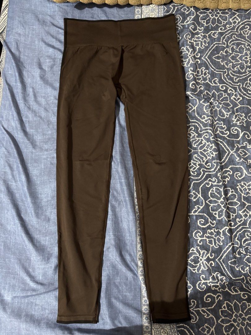 Gymshark Contrast Seamless Leggings (Category: Activewear) located in Manila. Submitted by angool (Listing ID 1449626171, Image 3). Description: No LOW BALLER‼️ * Purchased directly from the app * Discount available when purchasing 3 or more items * Fits Medium * Will provide receipt proof of authenticity .