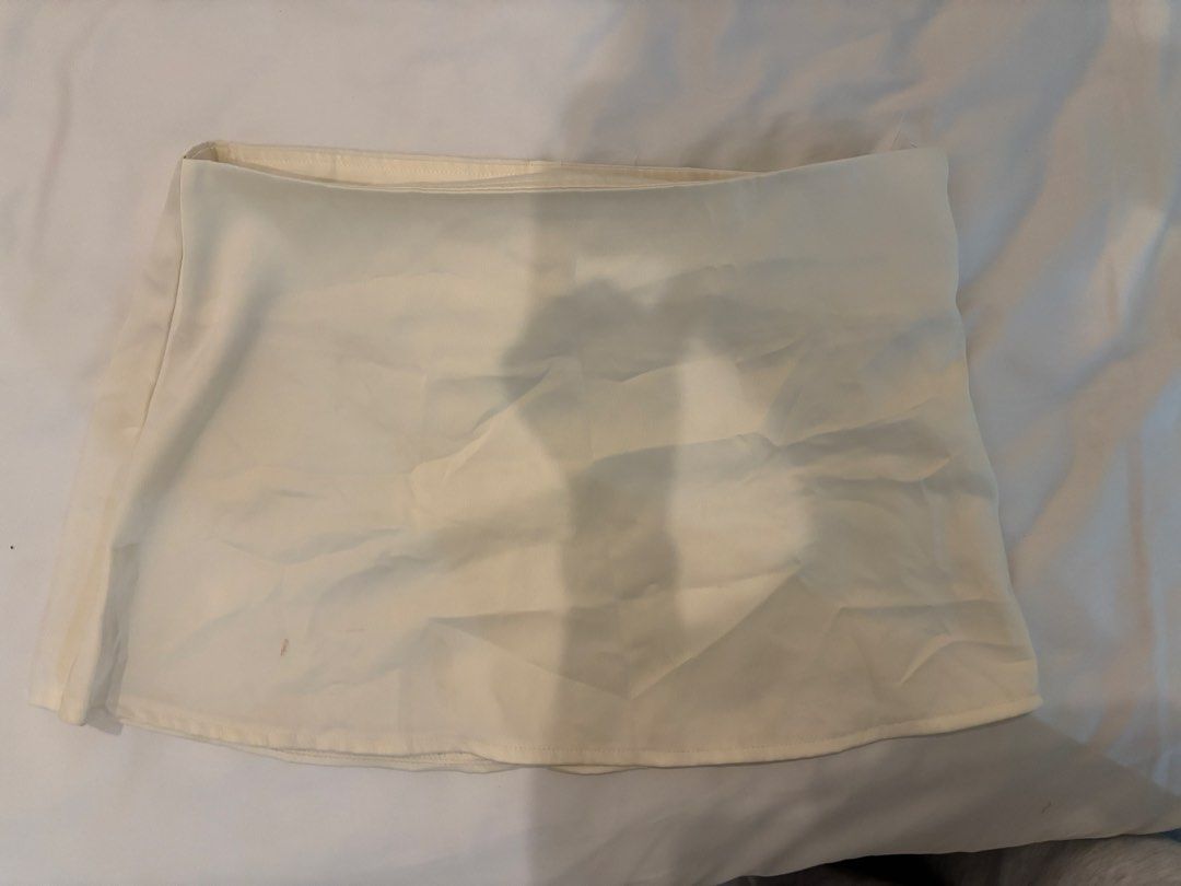 HerPalais White Mini Satin Skirt - Size XL (Kategori: Gaun & Rok) berada di Jakarta Selatan. Dikirim oleh mischahewitt (ID iklan 1449581067, Gambar 1). Deskripsi: .