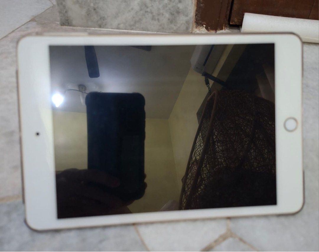 iPad Mini 4 (Category: iPad) located in Petaling Jaya. Submitted by samathaandrachel (Listing ID 1449704341, Image 2). Description: Includes casing.