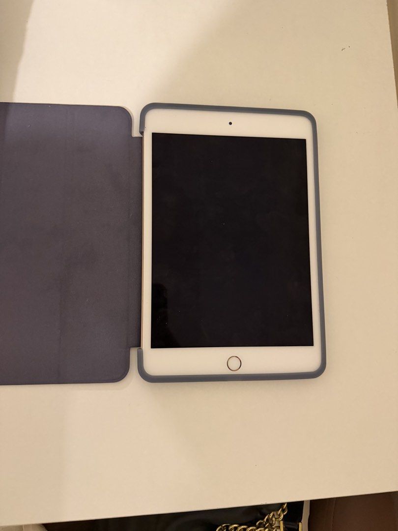 Ipad Mini 5 - 256gb (Category: iPad) located in Quezon City. Submitted by lucky_coollion_a483d6 (Listing ID 1449541142, Image 2). Description: Ipad Mini 5 - 256gb rosegold inclusion: Unit Ipad mini case sf shouldered by the buyer payment first slightly nego rfs: upgrade.