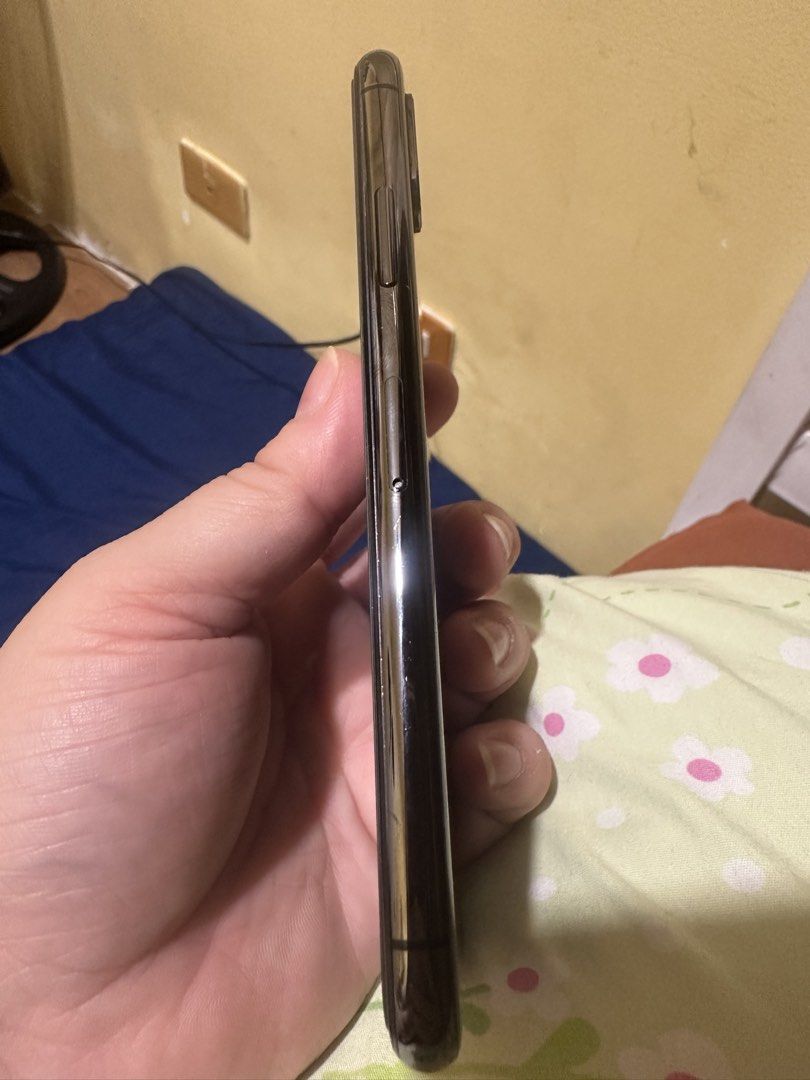 Iphone X (Category: iPhone X Series) located in Manila. Submitted by preloved_by_ea (Listing ID 1449709716, Image 3). Description: Need battery and lcd replacement Sa lcd meron line kaya minsan ung letter T ayaw mapindot Maraming seller sa orange app ang nag sell ng battery at lcd Parepair nio nalang sa shop Mura lang karamihan sumingil pag may dala na kayong sarili niyong bat and lcd service na lang usually 400 up ang singil Makinis pa to kase e