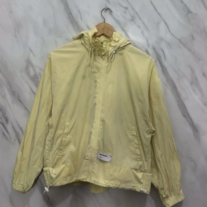 Jaket Parasut Korea (Kategori: Baju Luaran) berada di Bekasi. Dikirim oleh secondpatch (ID iklan 1449670416, Gambar 1). Deskripsi: Size S fit to M LD 96 PB 56 Cakep ni buat padel atau running. Warna aslinya butter yellow gitu ya, yellow soft.
